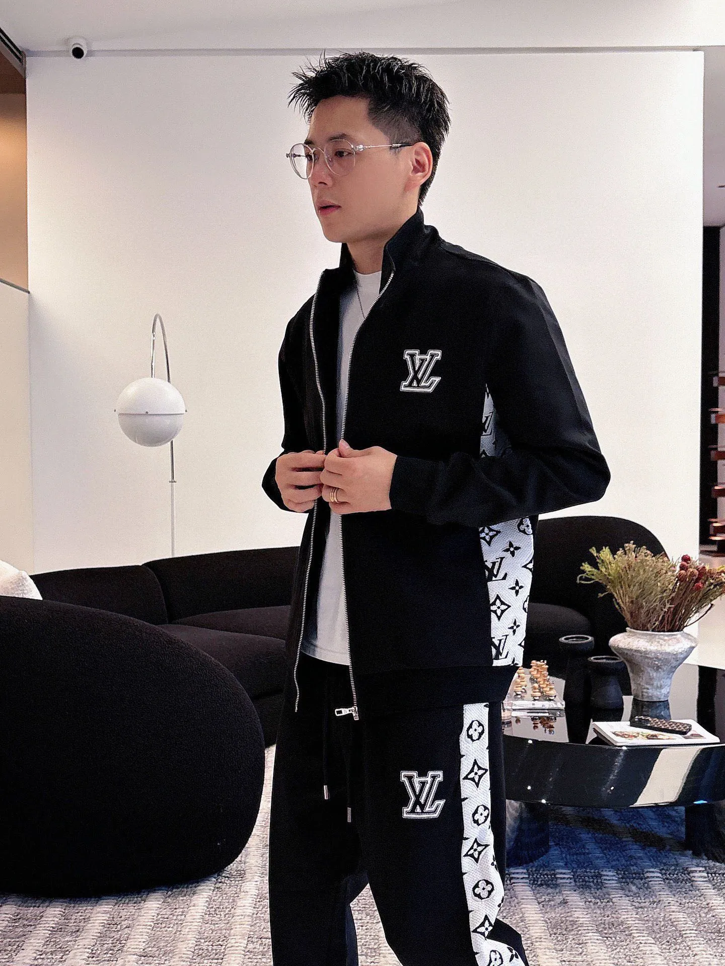 🅿️720 [LV Louis Vuitton] hot-selling suit is coming. Focus on the original version of the official website. 2025 new hot-selling cardigan and sweatshirt suit. The original order is the best. 🇭🇰The meticulous work of top designers. Just for a fitting and perfect upper body effect. All-natural high-quality Tencel Roman cotton 100%, close-fitting comfort, noble and elegant! Original hardware embodies elegance and nobility! Counter size: M-3XL (maximum wear up to 190 pounds)
